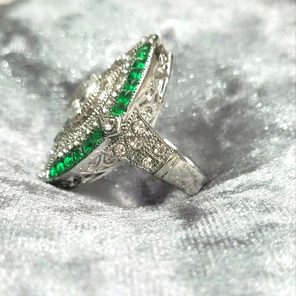 Vintage Oval Green Rhinestone Ring - Picture 2 of 6
